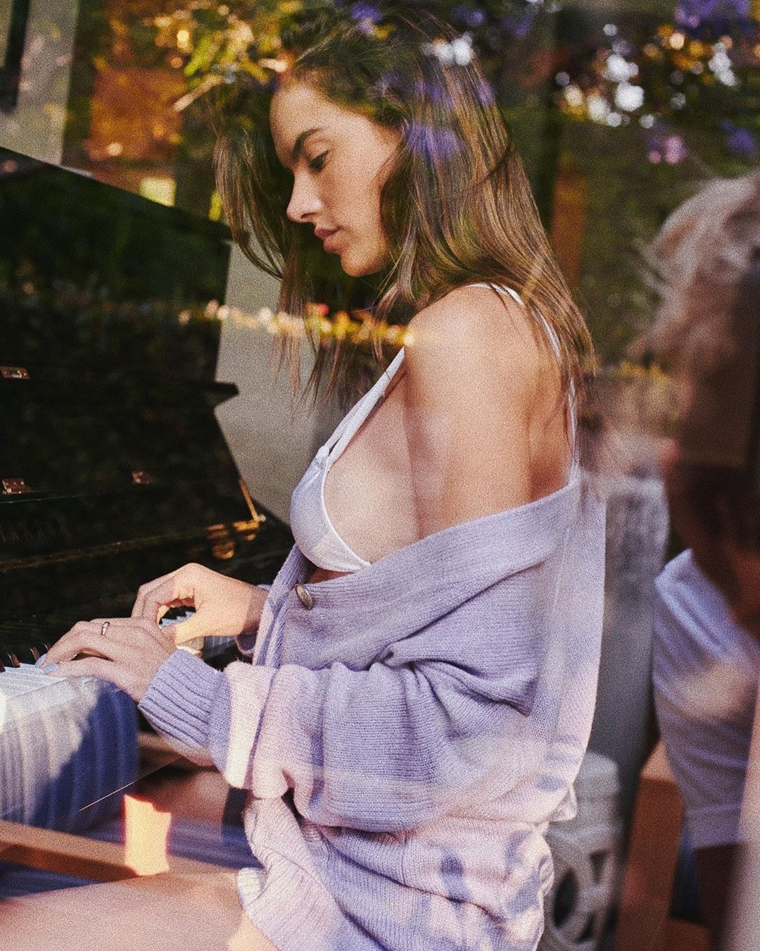 Без макияжа и роскошных нарядов: Алессандра Амбросио восхитила натуральной красотой в домашнем образе