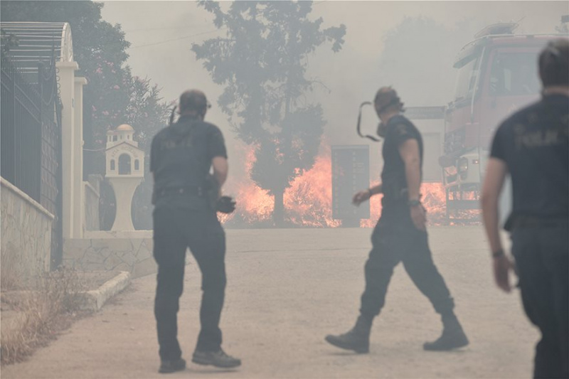 В Греции масштабный лесной пожар, люди бегут из домов