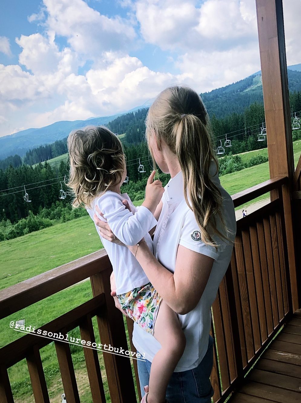 В венке и с дочкой на руках: Ольга Фреймут вдохновила отдыхом в Карпатах