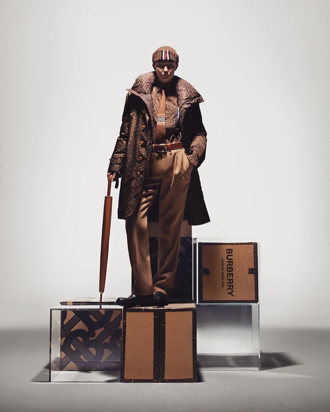 Рожевий в тренді: Джіджі Хадід показує, як носити брючний костюм