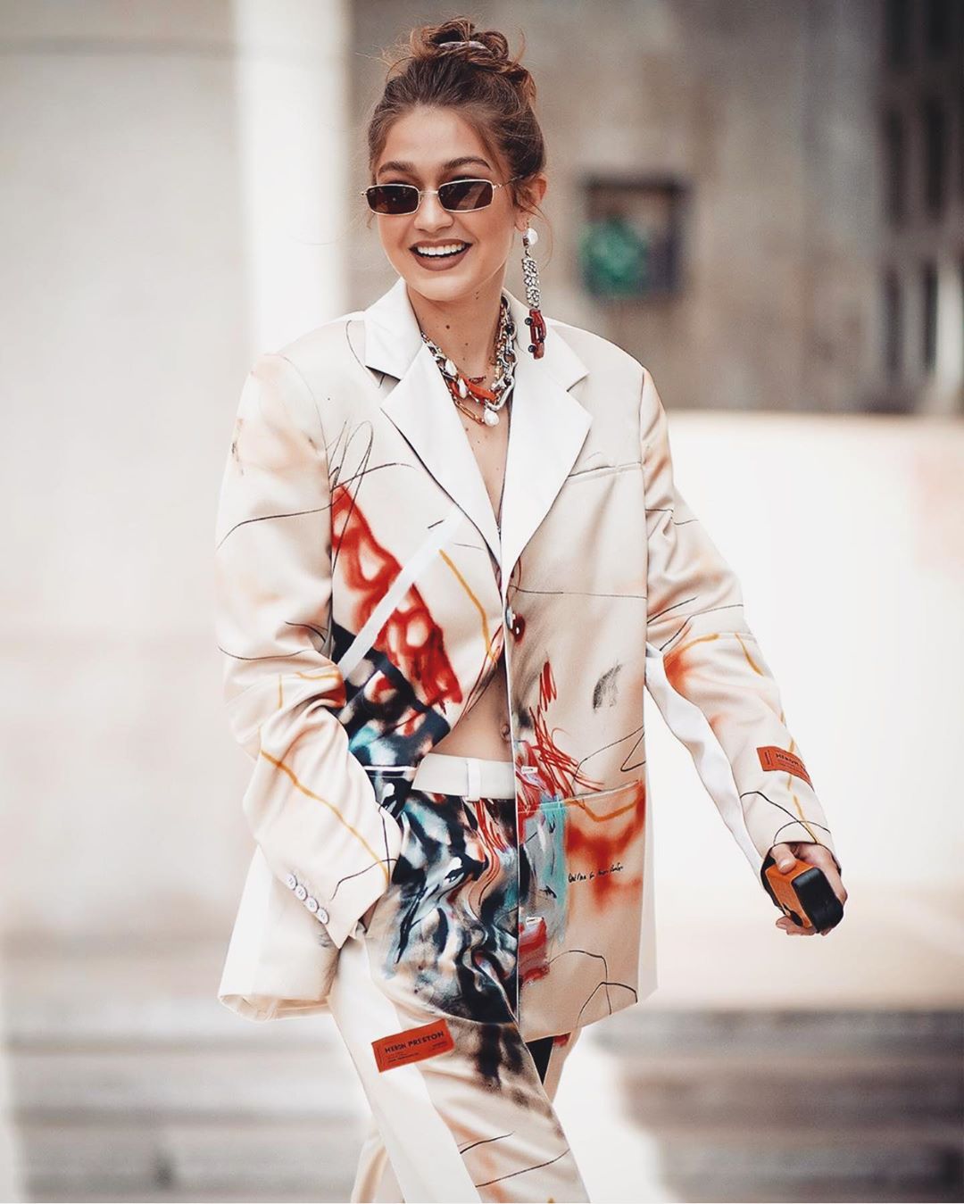 У чому сила, сестра? Зірки демонструють, як стильно поєднувати речі "з чоловічого плеча"