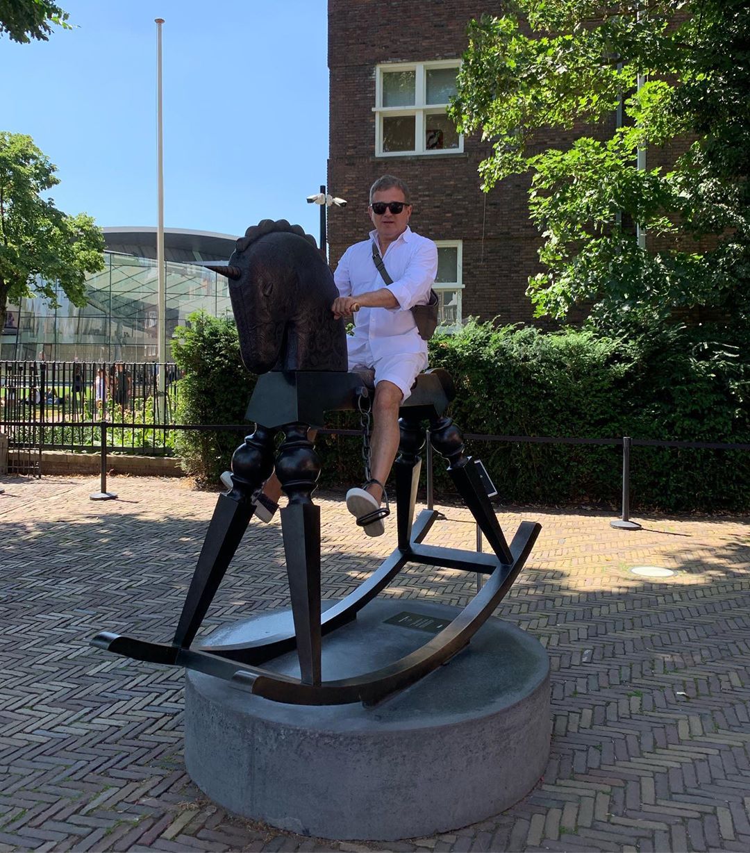 На коне: Осадчая и Горбунов повеселили колоритной прогулкой по Амстердаму