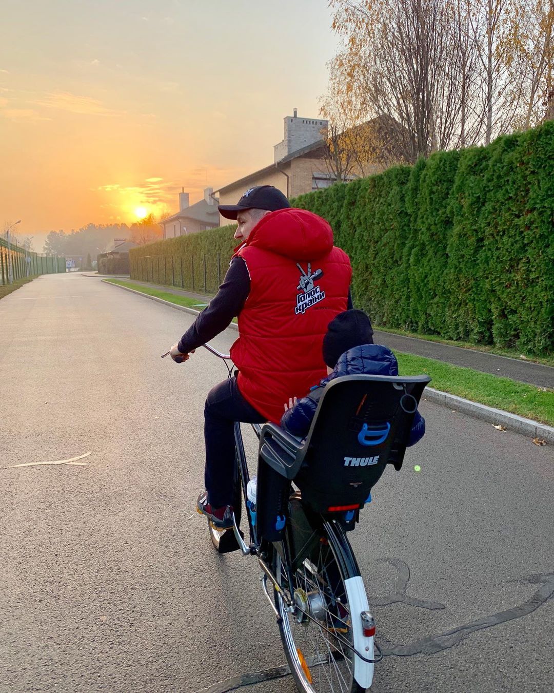 Как же это мило: Юрий Горбунов показал активную прогулку с сыночком