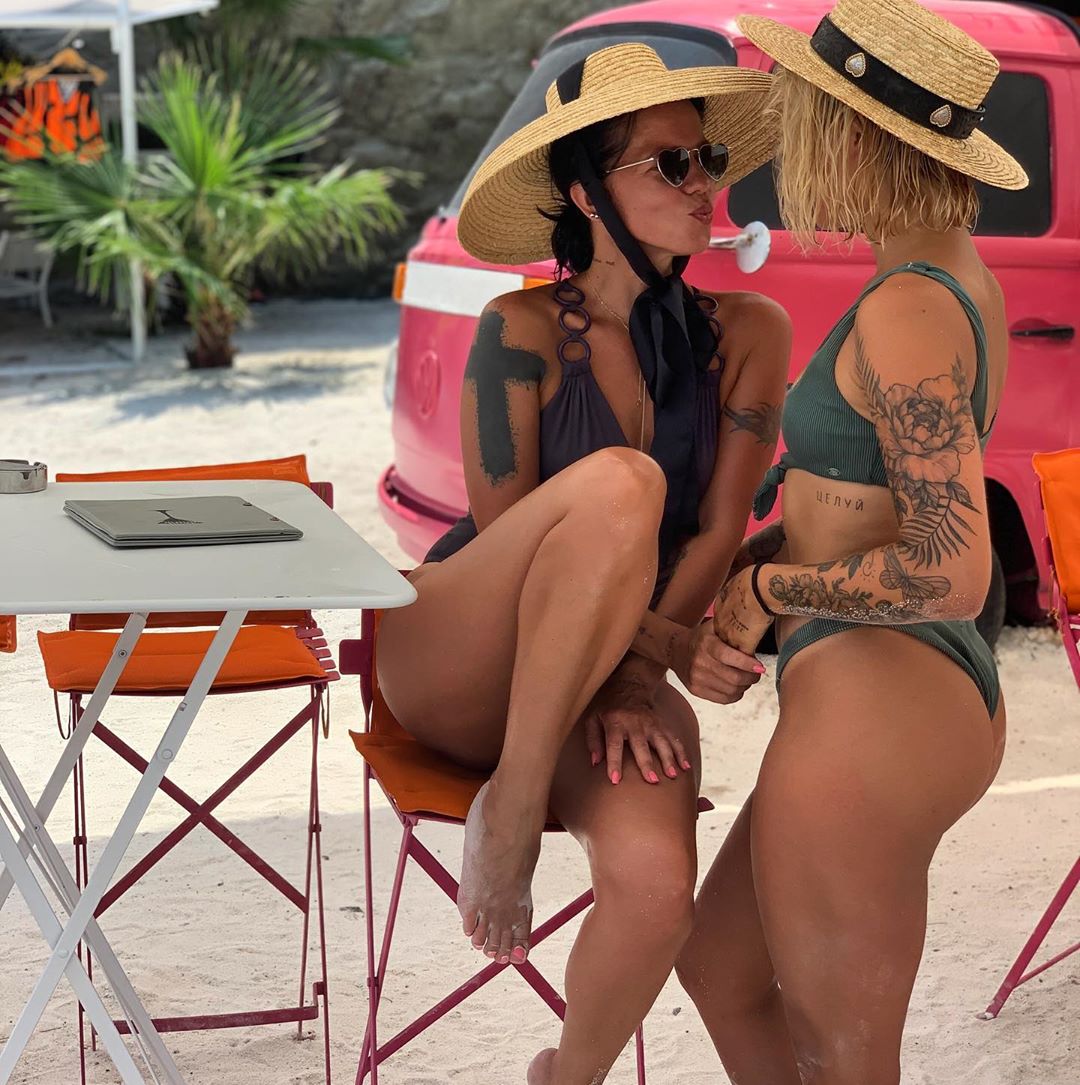 Дружина MONATIK'а влаштувала пляжну фотосесію з екс-дружиною і донькою Потапа