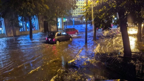 Ливень в Ивано-Франковске: из затопленного авто пришлось спасать людей