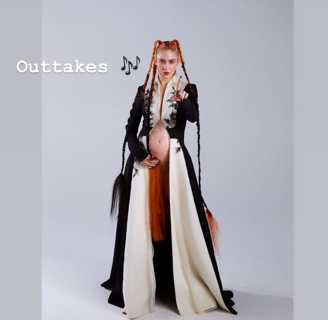 Дерзко: беременная возлюбленная Илона Маска показала округлившийся живот в ярком образе