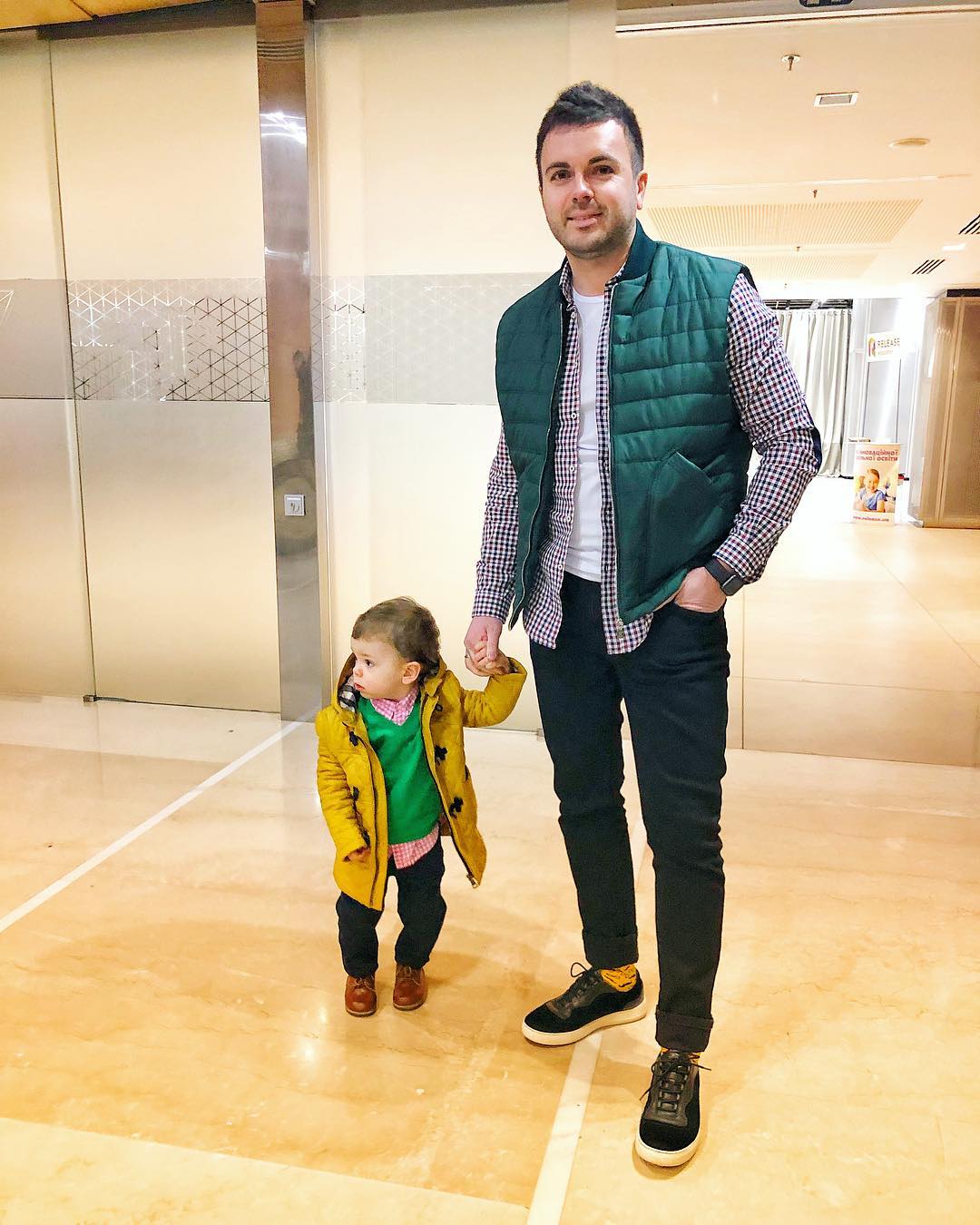 На стиле: ведущий Холостяк 9 очаровал сеть фото с сыночком