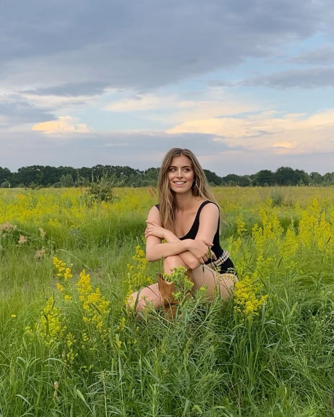 У мікротопі та боді: внучка Ротару викликала фурор яскравим фотосетом на природі