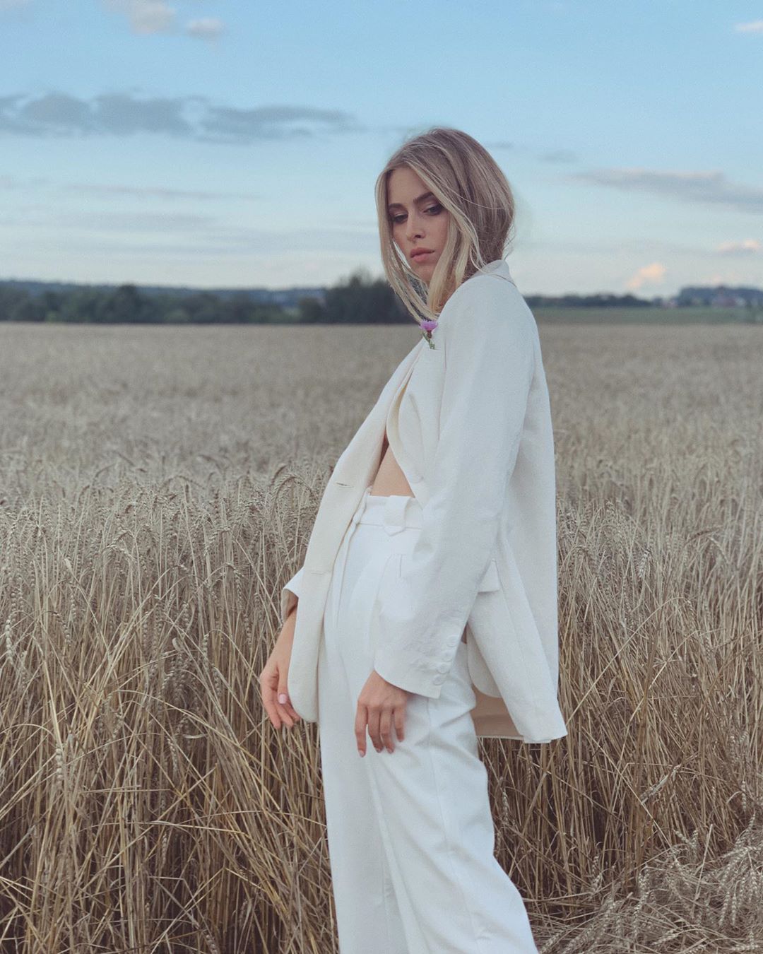 Вся в білому: внучка Софії Ротару вразила стрункістю у вишуканому образі