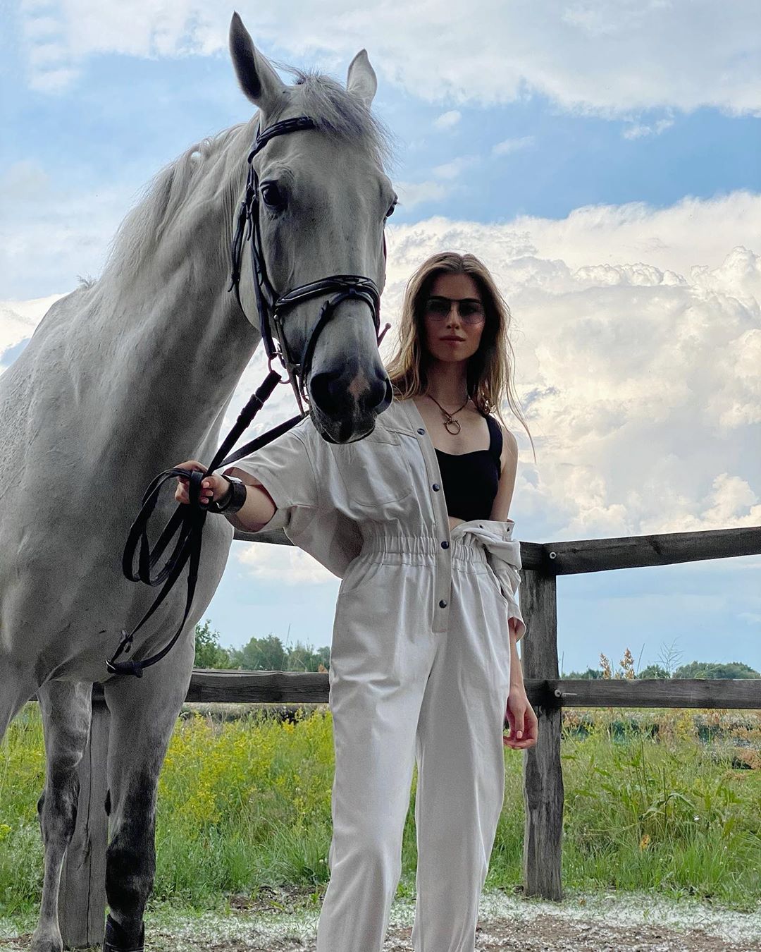 У мікротопі та боді: внучка Ротару викликала фурор яскравим фотосетом на природі