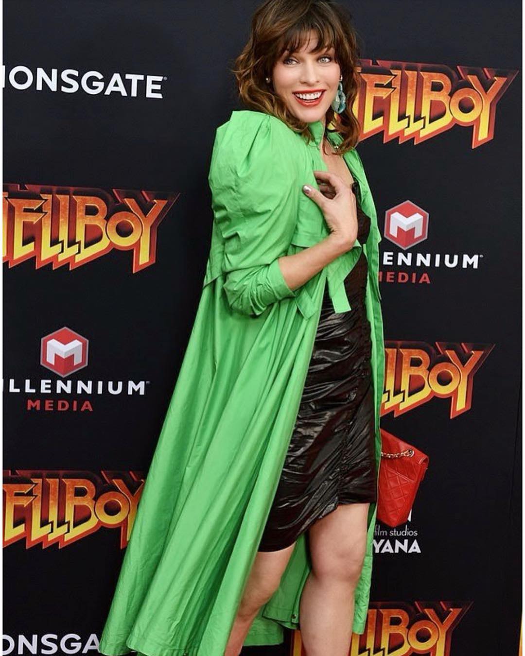 Латексна сукня і неон: Мілла Йовович вразила зухвалим образом