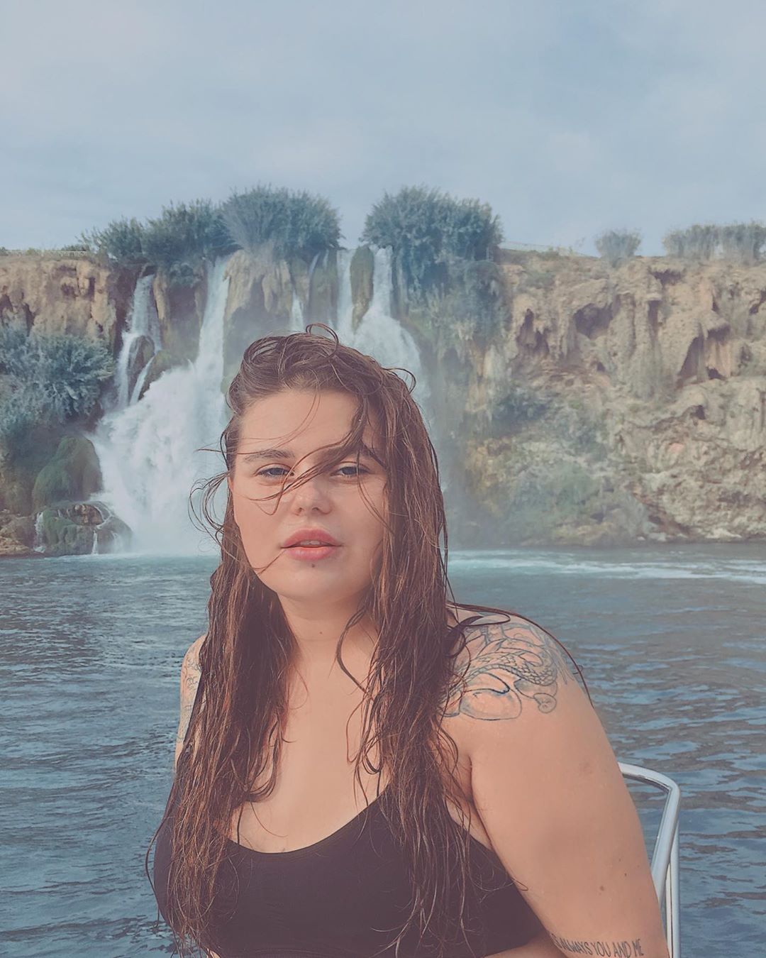 "Відчуваю себе звабливою": солістка KAZKA в купальнику закликала любити своє тіло