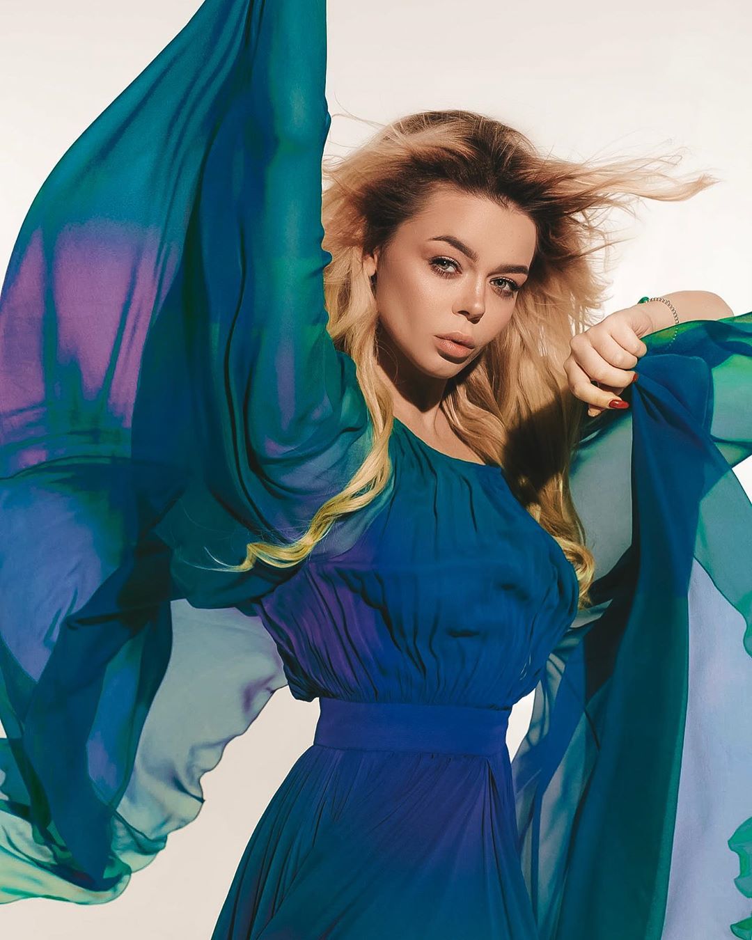 Аліна Гросу зачарувала ефектною фотосесією в яскравому повітряному вбранні