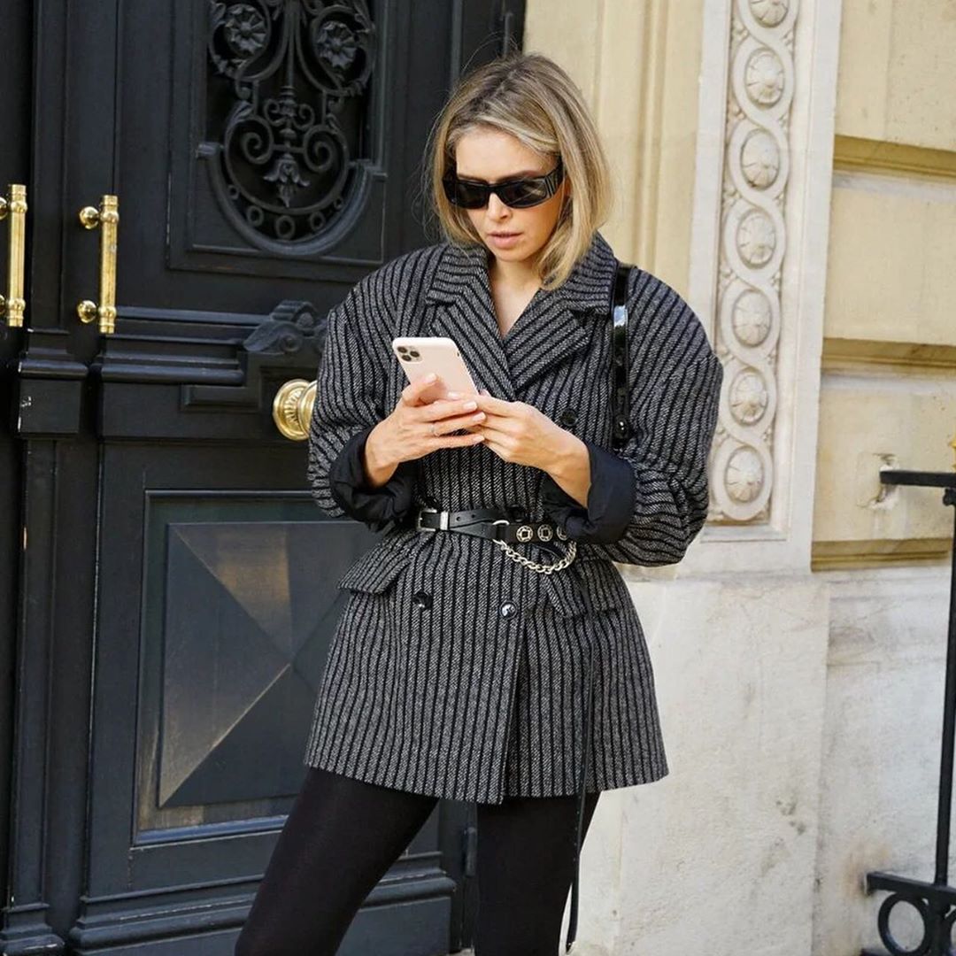 Вера Брежнева похвасталась стильным луком на атмосферных фото из Парижа