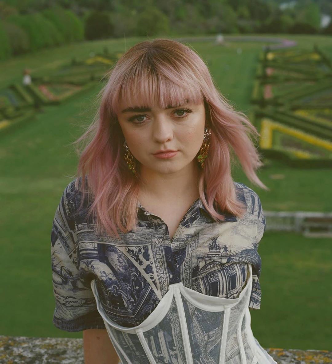 Девушка без границ: звезда "Игры престолов" снялась в стильной фотосессии для глянца