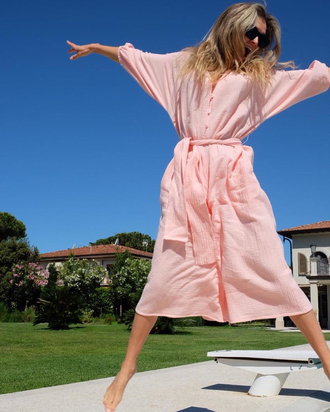 Промениста Віра Брежнєва підкорила ефектним образом на відпочинку в Італії