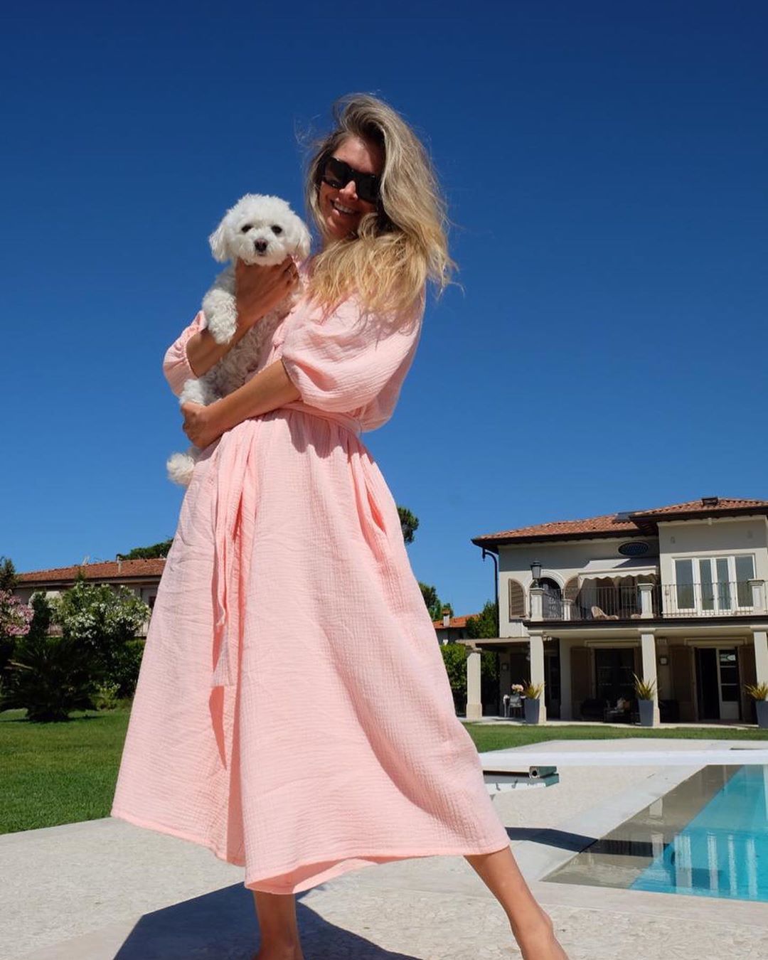 Промениста Віра Брежнєва підкорила ефектним образом на відпочинку в Італії