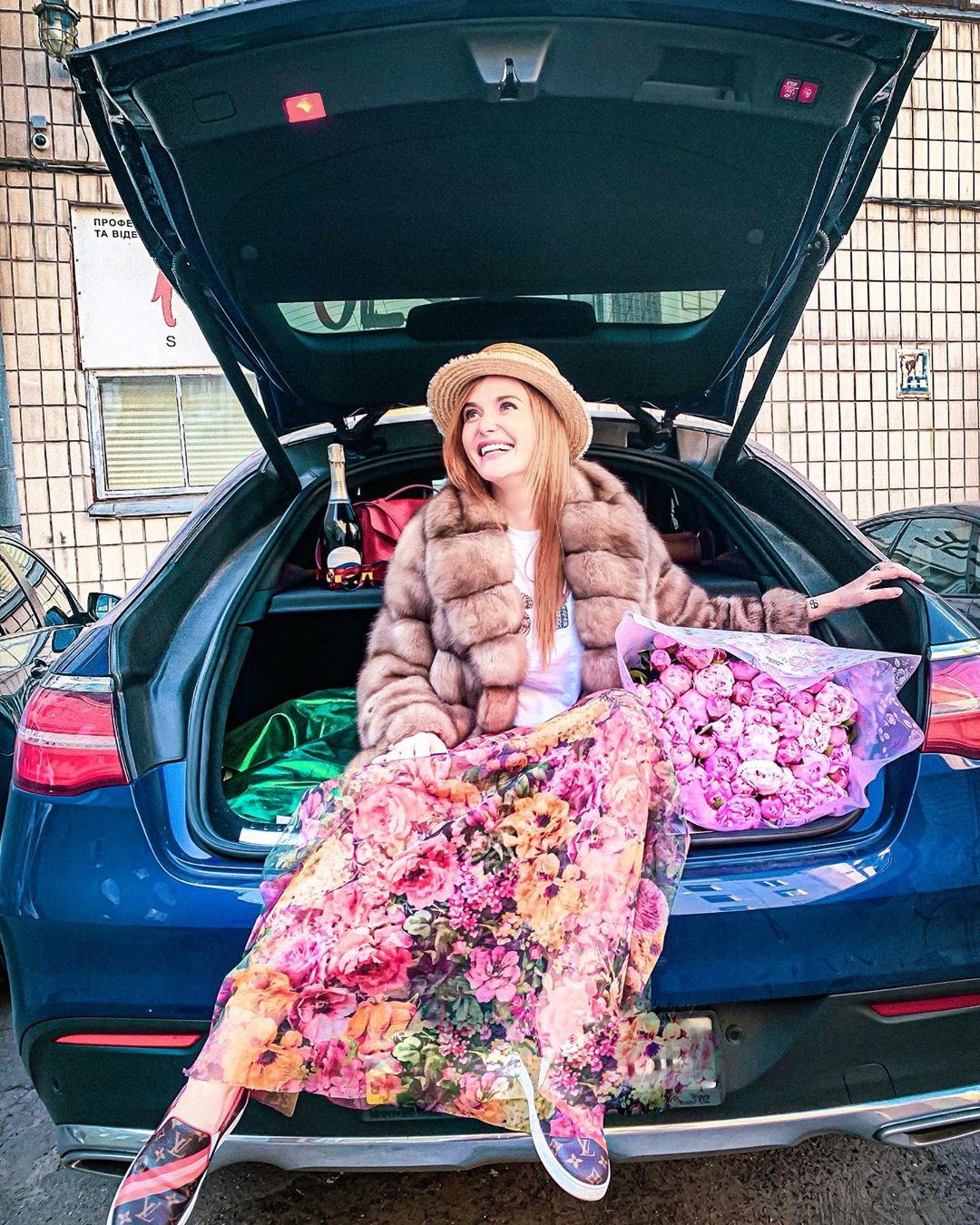 Готується до холодів: Слава з Неангелів покрасувалася в розкішних шубах