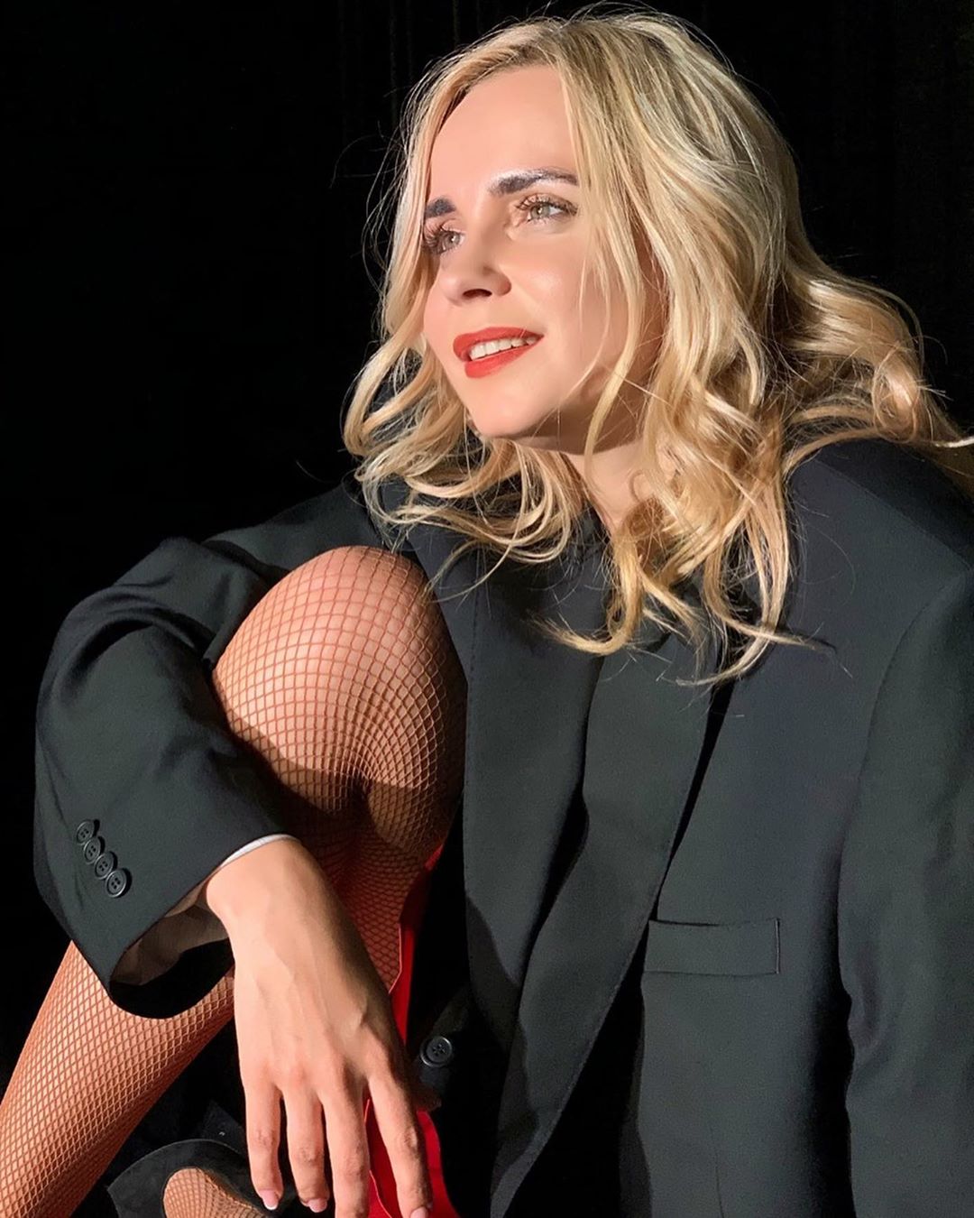 Піджак і колготки в сітку: Лілія Ребрик показала свої "закулісні будні"