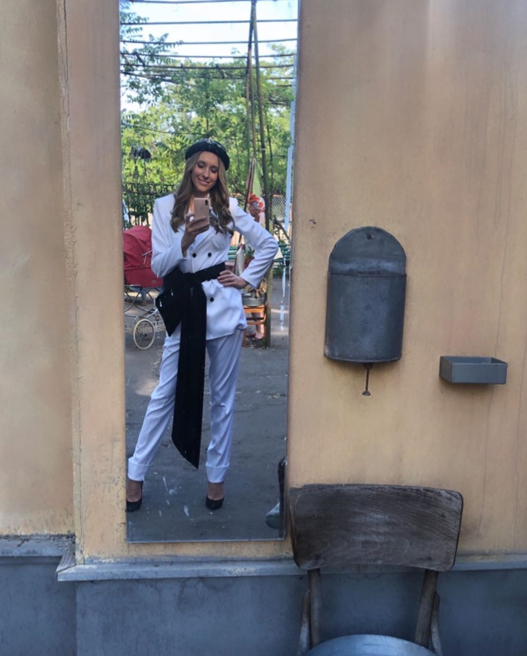 В стильном наряде и с коляской: Осадчая взволновала фанов фото из Одессы