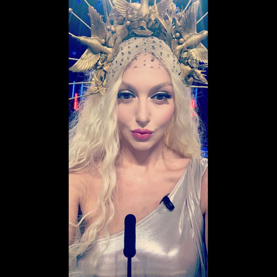 С короной и в платье-металлик: Оля Полякова поразила дерзким образом на Х-факторе