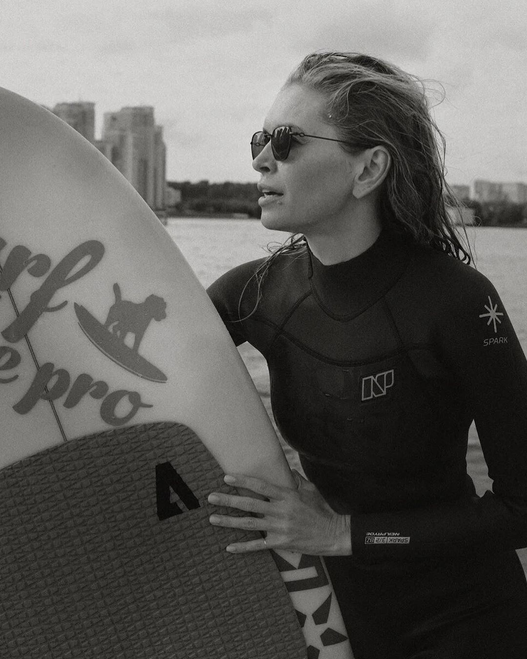 "Ощущения непередаваемые": смелая Вера Брежнева впервые встала на вейксерф