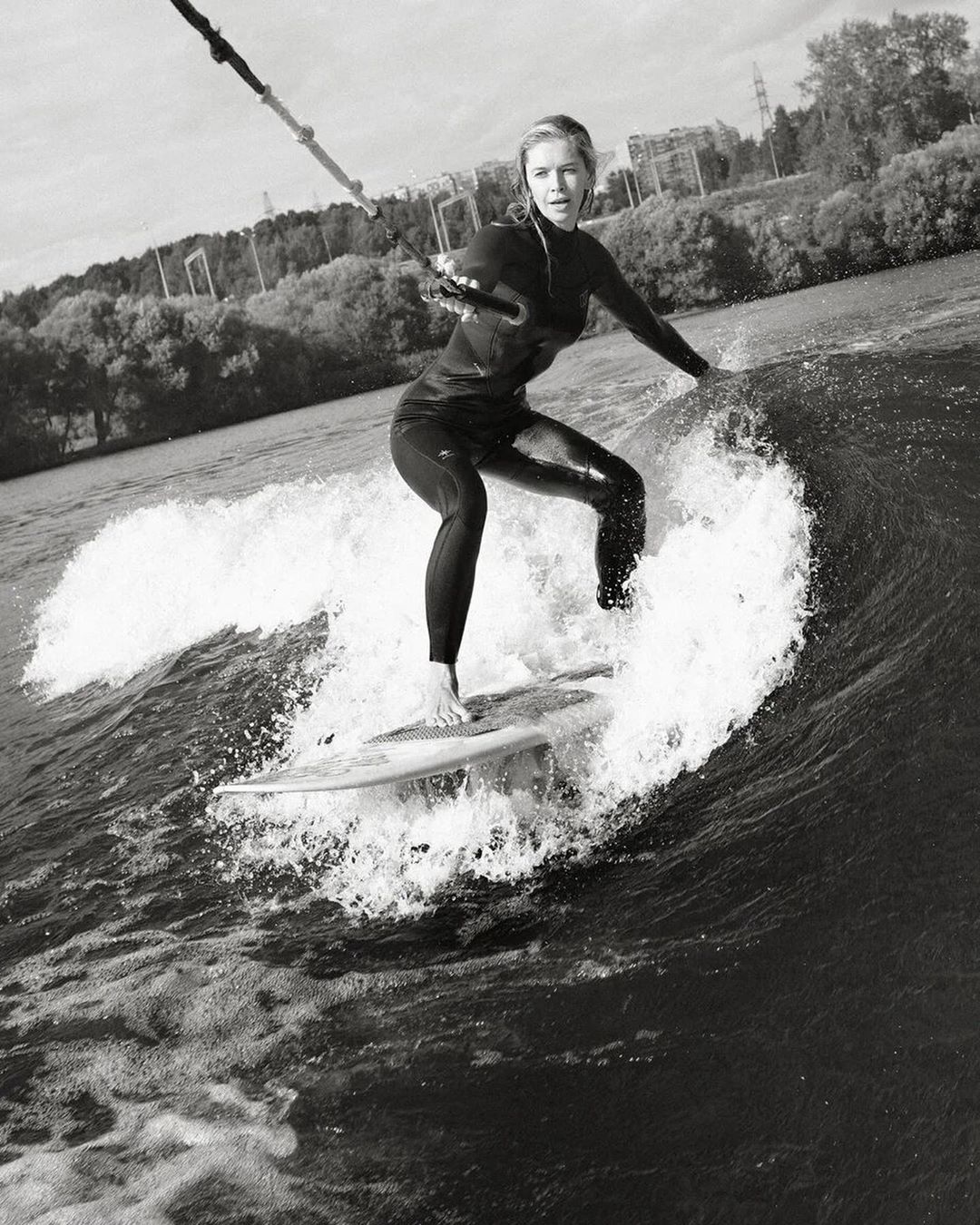 "Ощущения непередаваемые": смелая Вера Брежнева впервые встала на вейксерф
