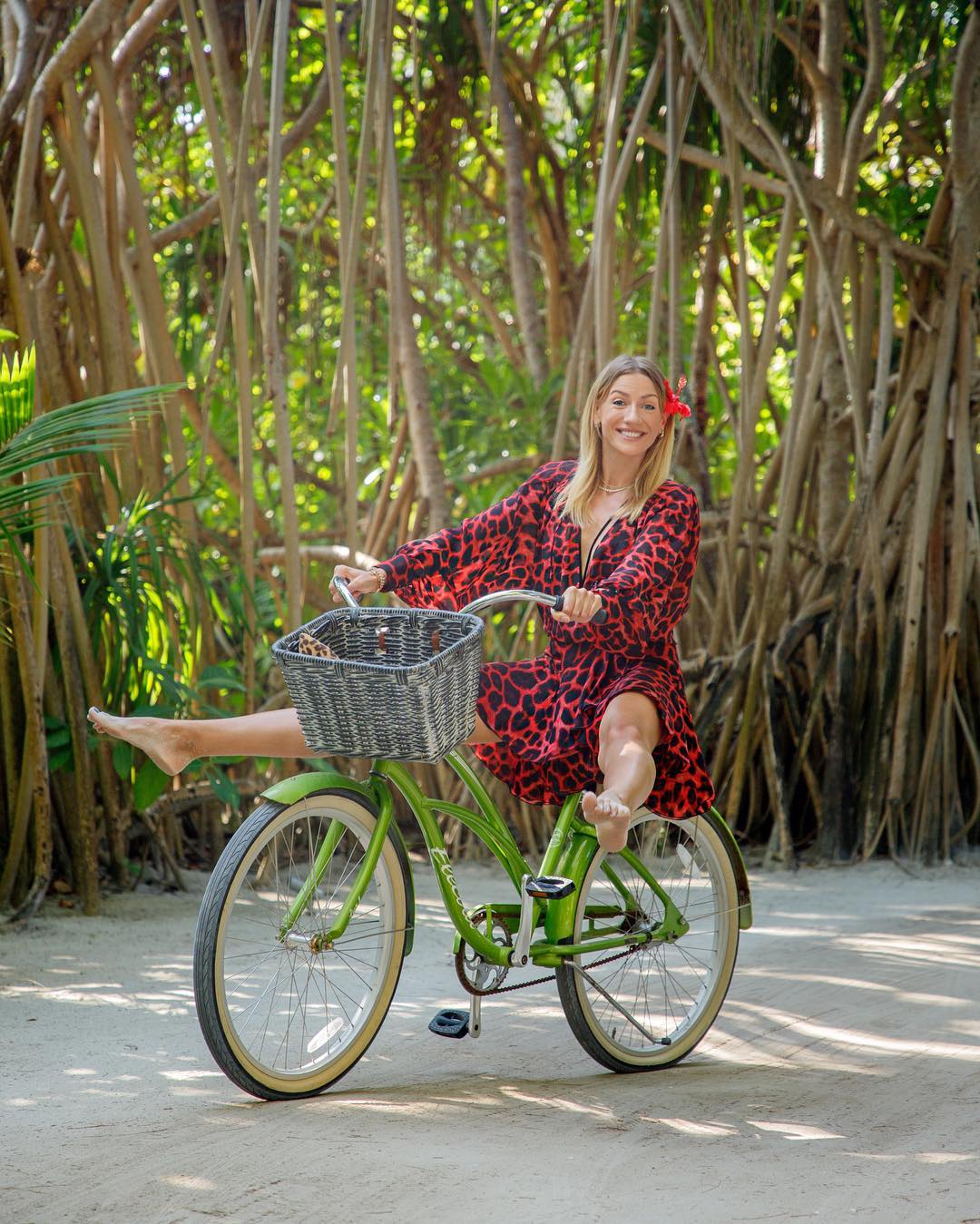 "Вот это уже экзотика": Никитюк в леопардовом платье активно провела время на острове