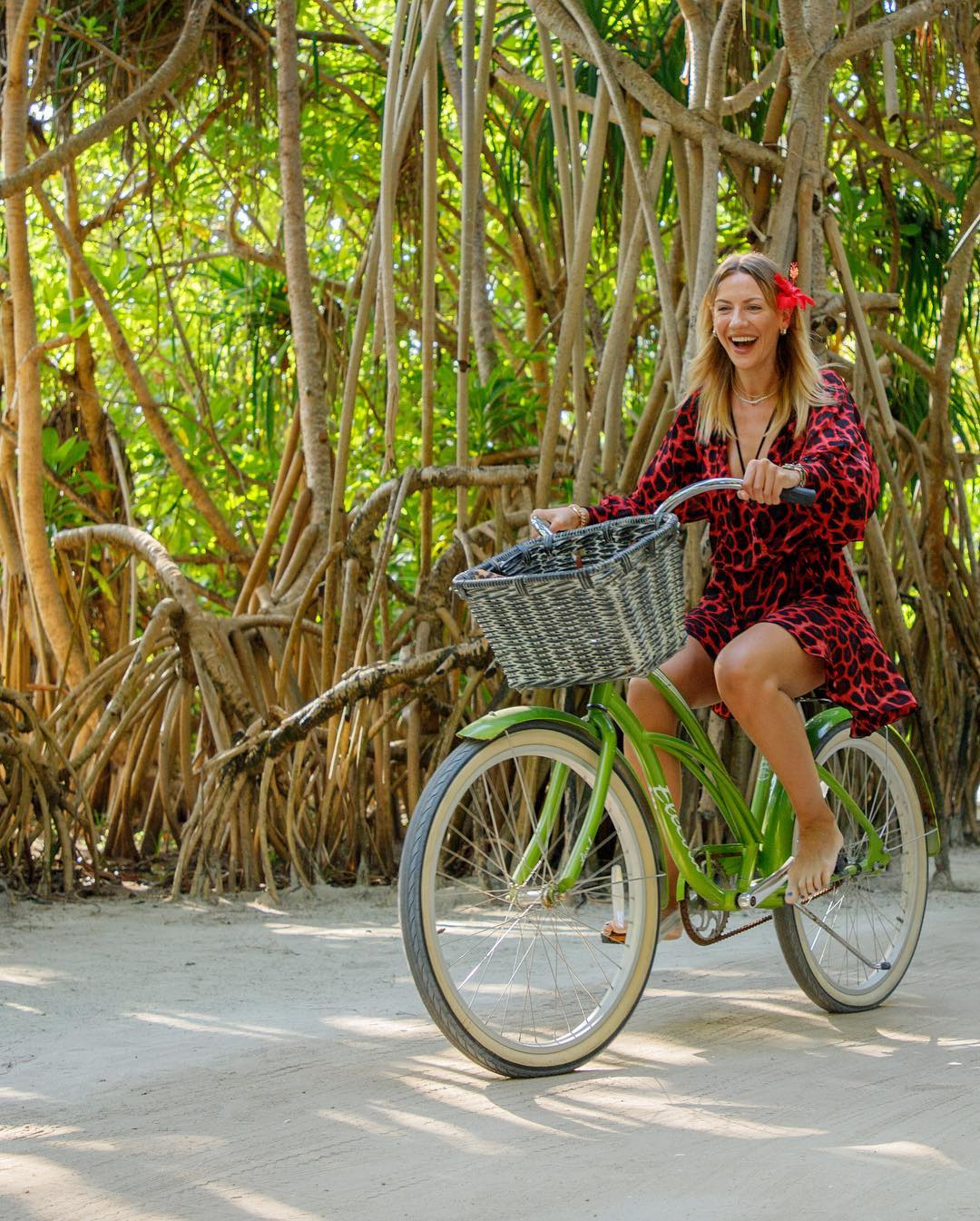 "Вот это уже экзотика": Никитюк в леопардовом платье активно провела время на острове