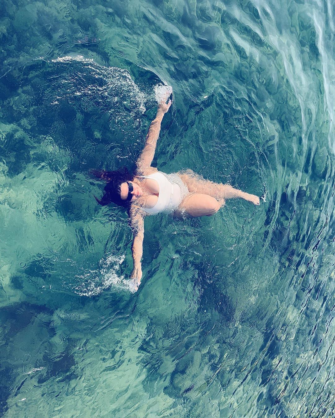 "Моя насолода": солістка KAZKA засвітила пишні форми в купальнику