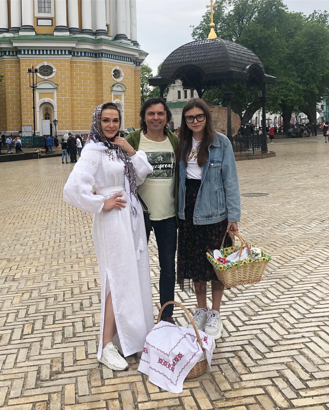 Ольга Сумська захопила розкішною сукнею-вишиванкою на святкових сімейних фото