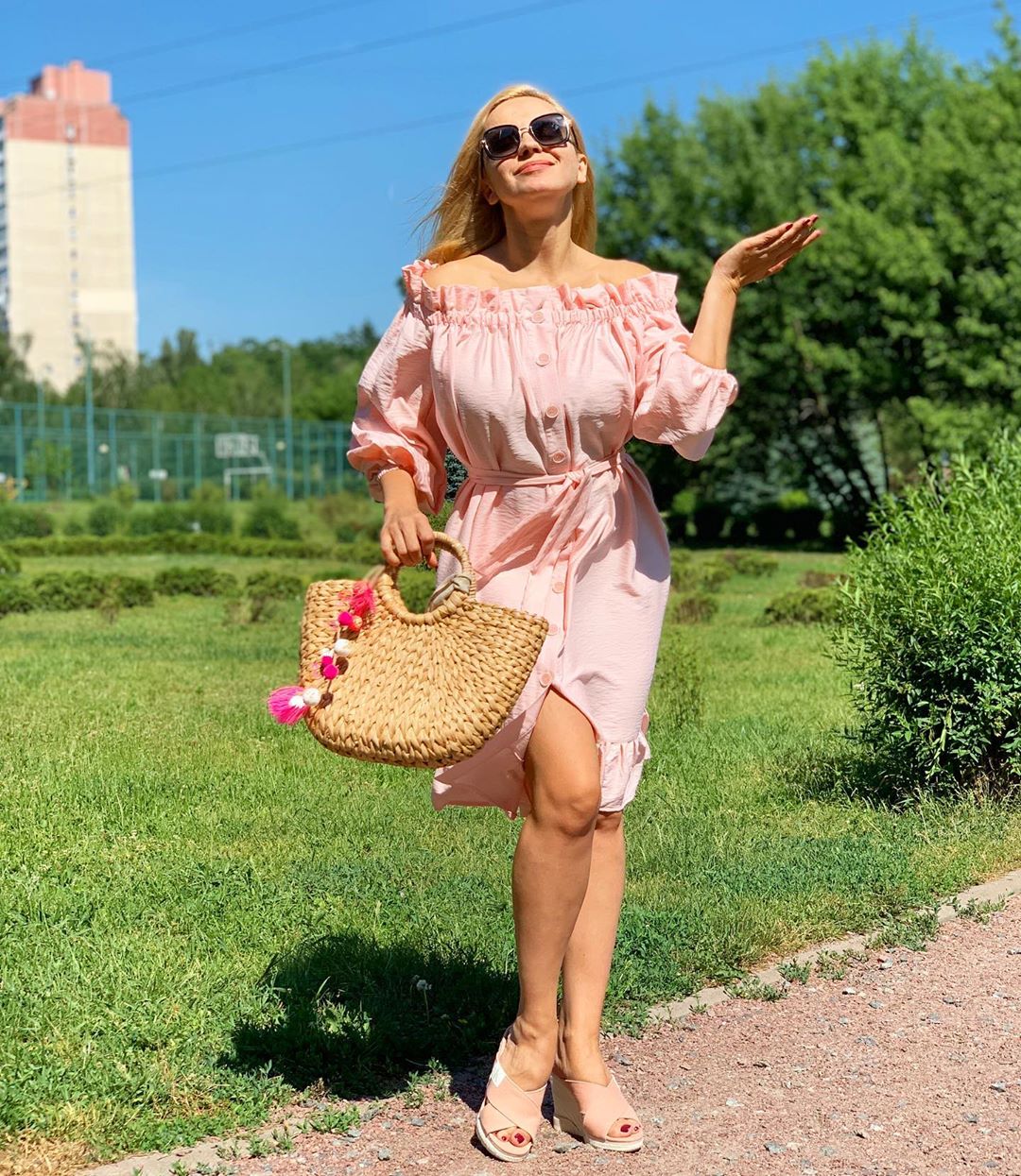 На роботу як на відпочинок: Лілія Ребрик захопила стильним літнім "луком"
