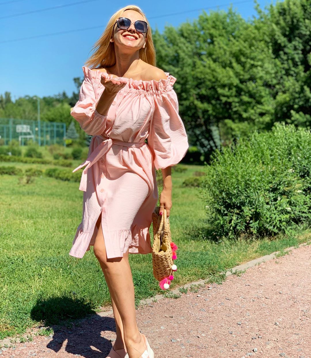 На роботу як на відпочинок: Лілія Ребрик захопила стильним літнім "луком"