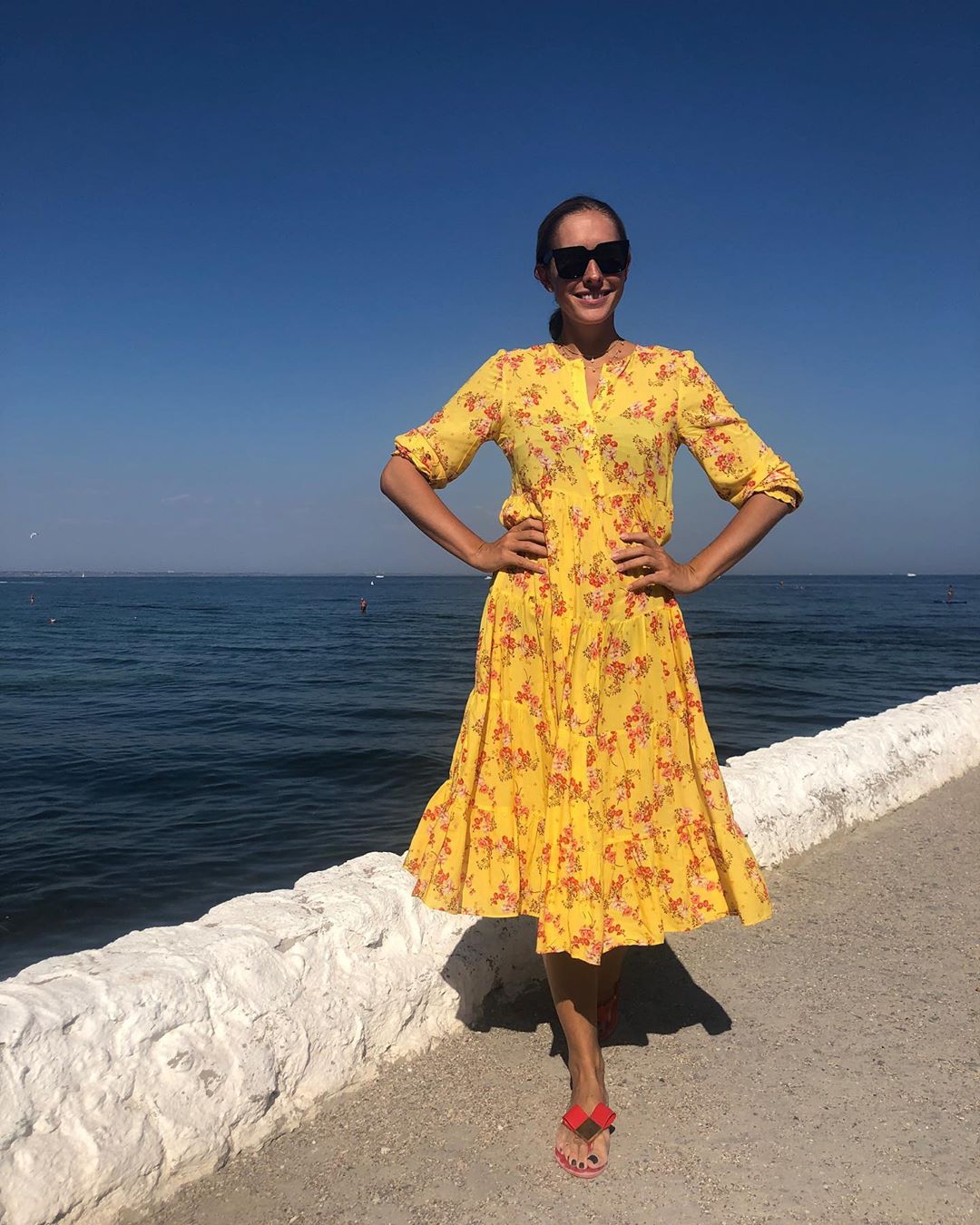 Оксамитовий сезон: Катя Осадча в яскравій сукні прогулялася по Одесі