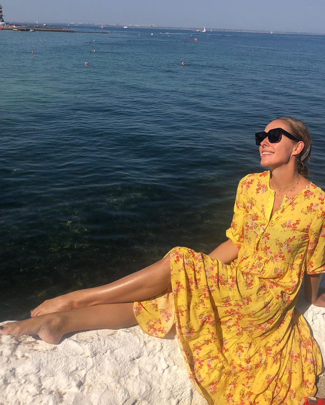 Оксамитовий сезон: Катя Осадча в яскравій сукні прогулялася по Одесі