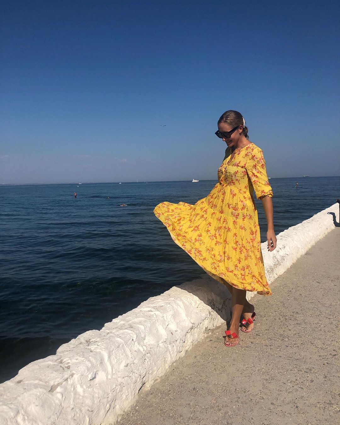 Оксамитовий сезон: Катя Осадча в яскравій сукні прогулялася по Одесі