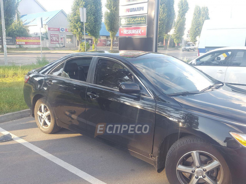 В Киеве на Позняках обстреляли автомобиль