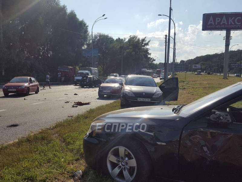 В Киеве столкнулись семь автомобилей, пострадал ребенок