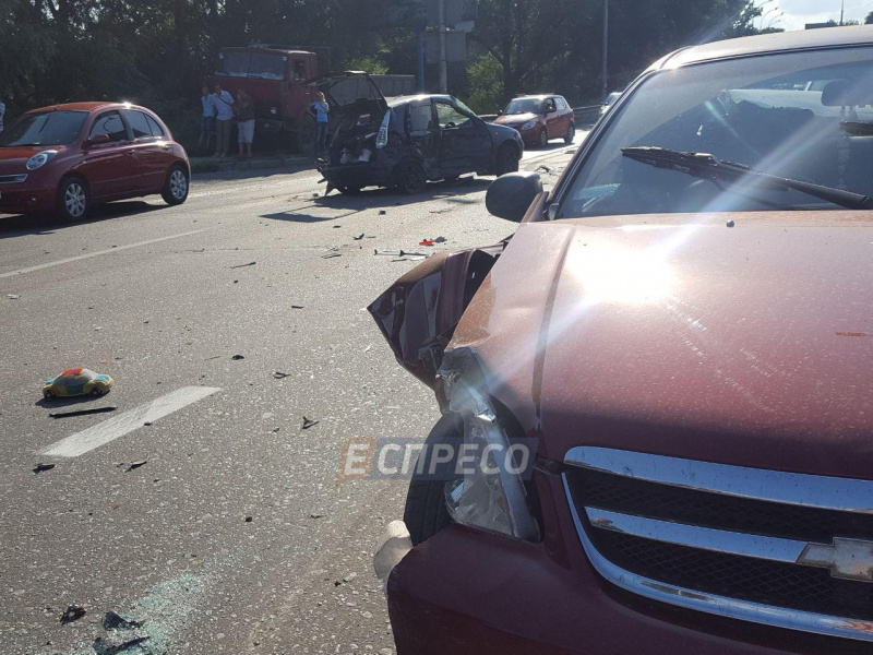 В Киеве столкнулись семь автомобилей, пострадал ребенок