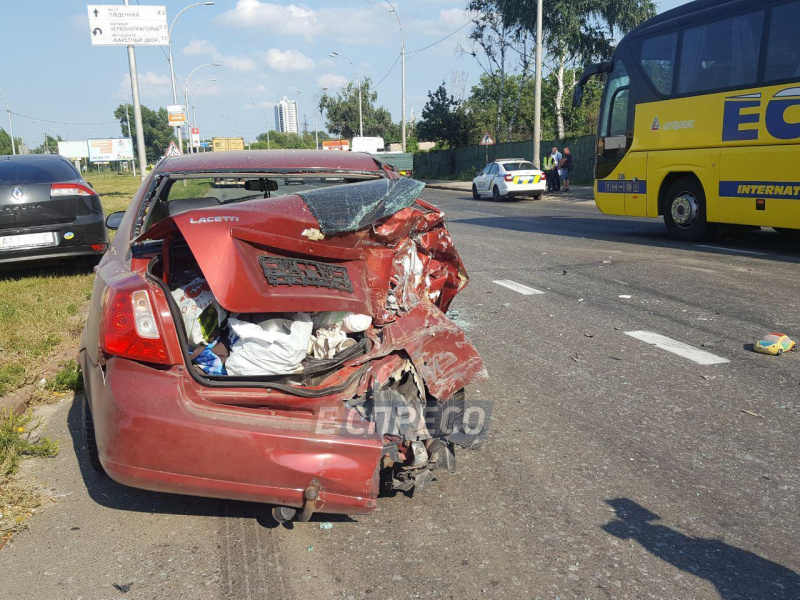 В Киеве столкнулись семь автомобилей, пострадал ребенок
