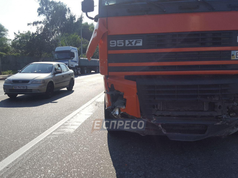 В Киеве столкнулись семь автомобилей, пострадал ребенок