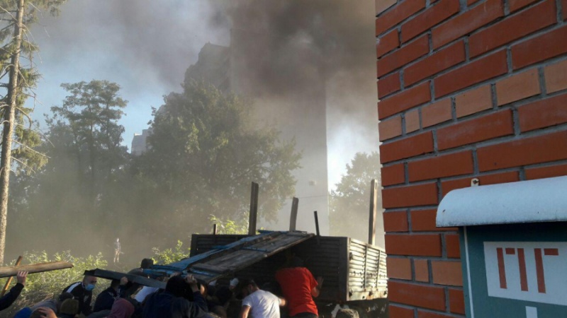 Представники "Азова" штурмують будівництво у Святошинському провулку у Києві