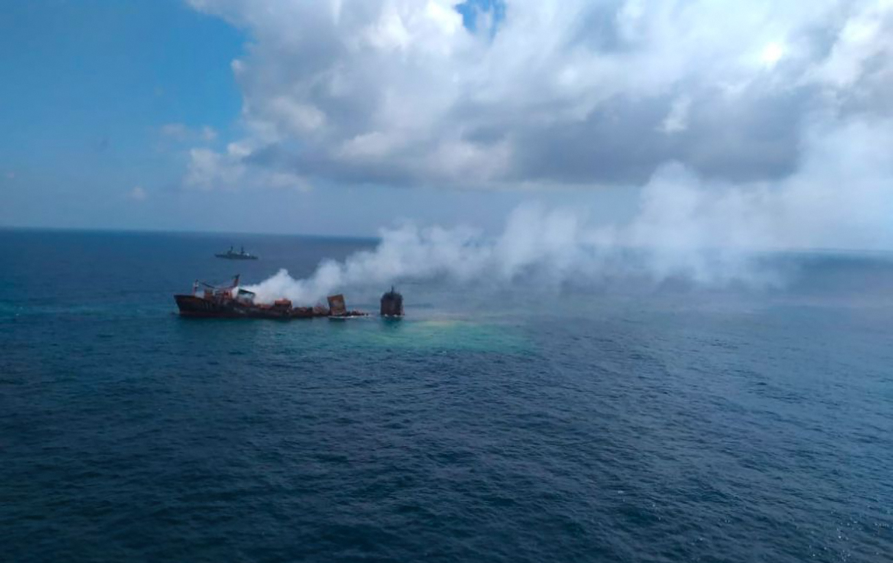 Возле Шри-Ланки тонет танкер с химикатами. Существует опасность экологической катастрофы