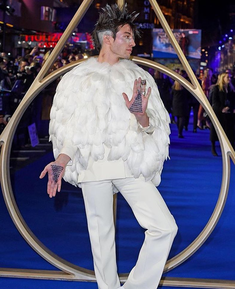 В костюме совы: звезда "Фантастических тварей" поразил нарядом на премьере