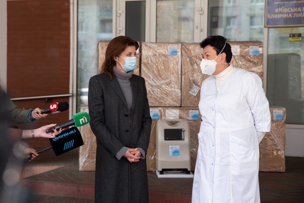 У Порошенка передали 18 кисневих концентраторів у лікарні Києва