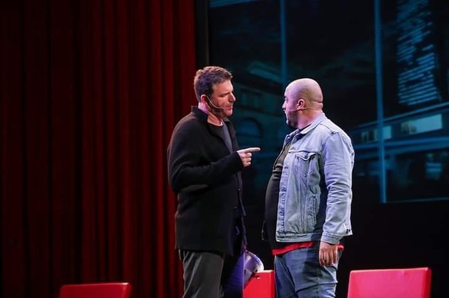 Уже без костыля: актер "Дизель-шоу" вернулся на сцену после аварии