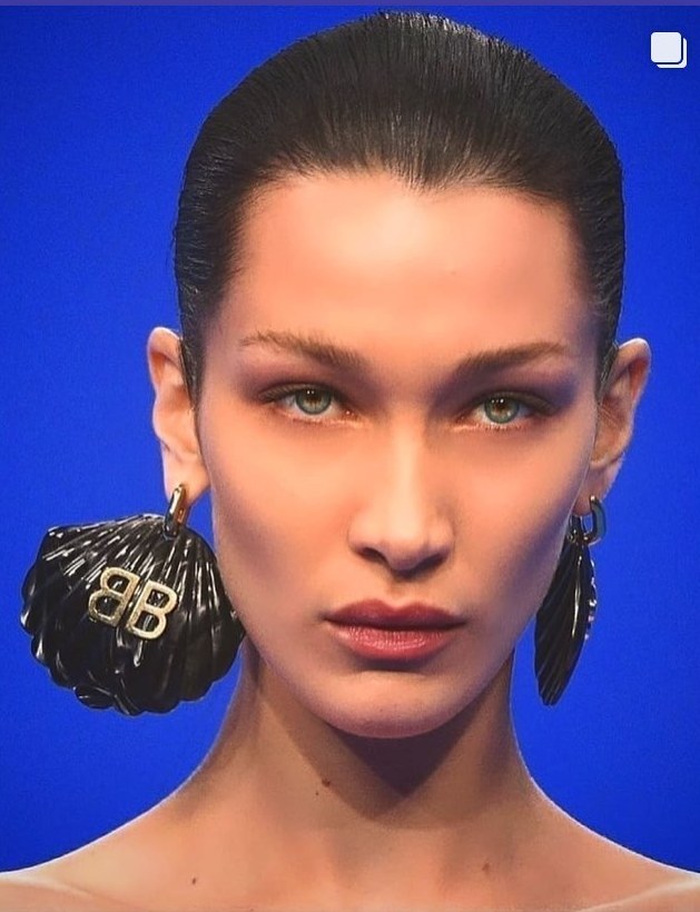 Розсипи золота, елементи пірсингу і накладні вилиці: найбільш незвичайні мейк-ап тренди Тижня моди в Парижі