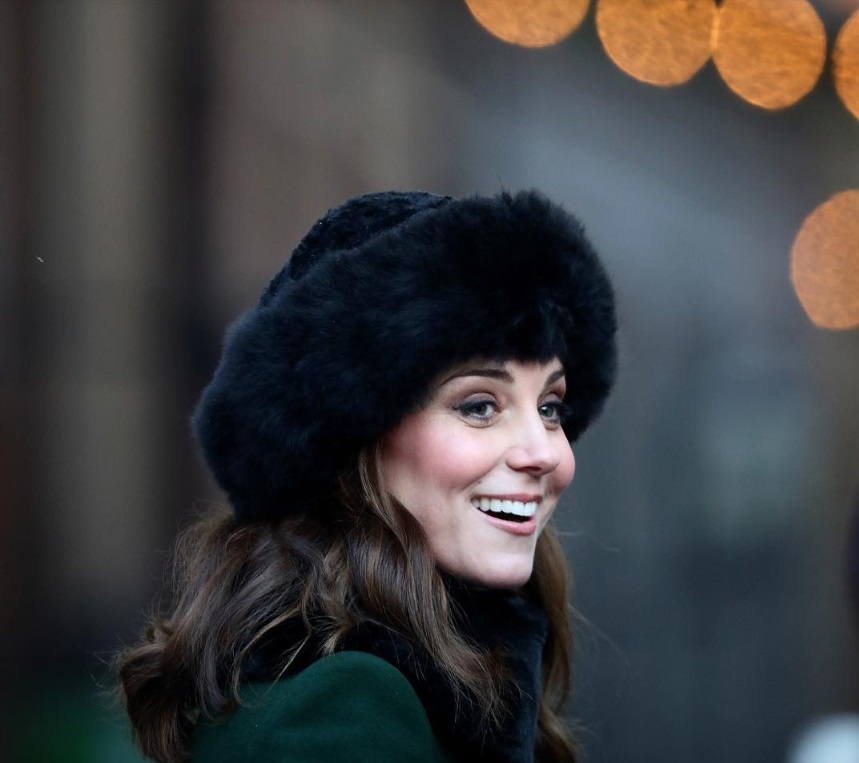 Королева Елизавета II отказалась носить мех: что произошло