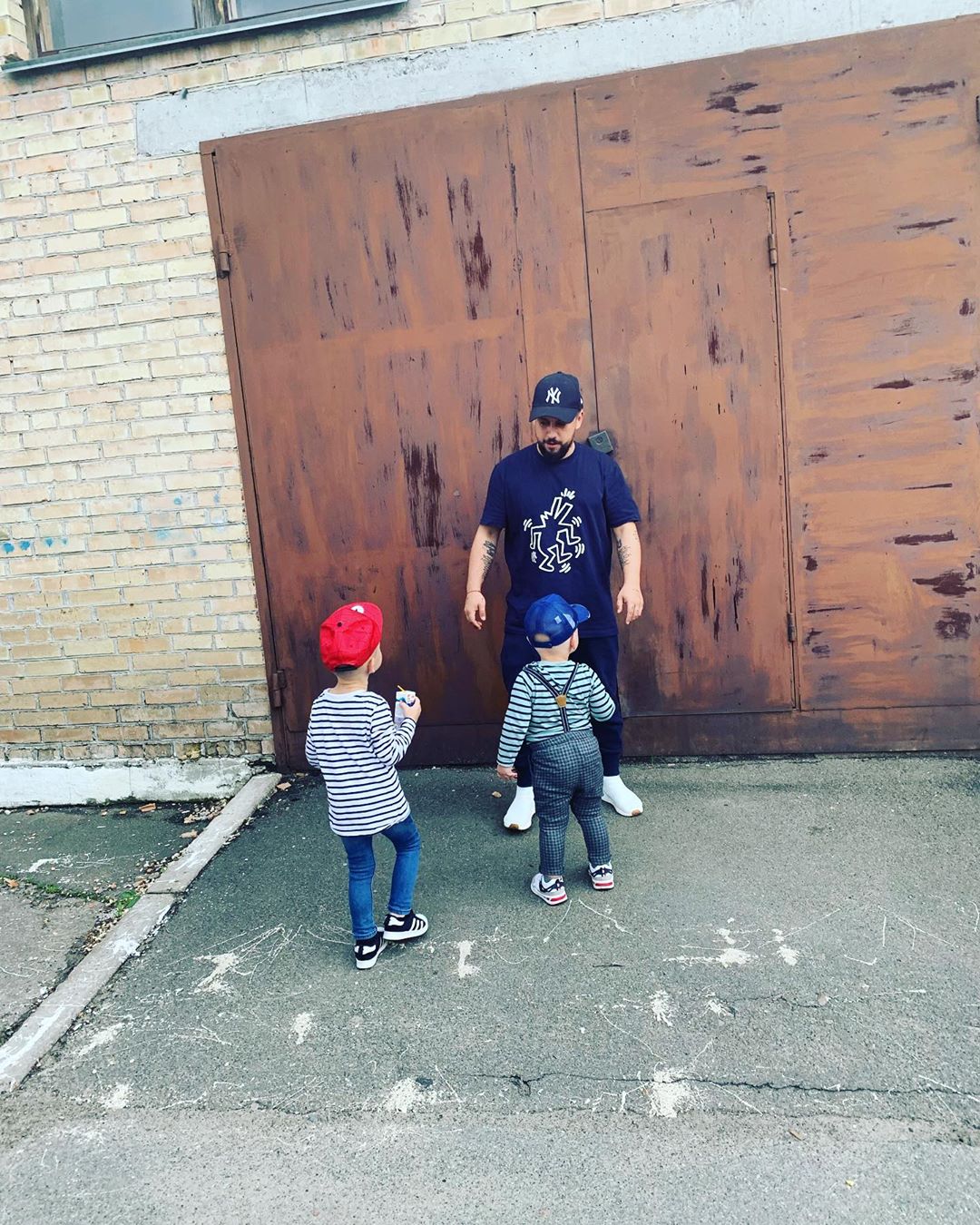 "Группа поддержки": жена MONATIK'а умилила сеть семейными кадрами с детьми