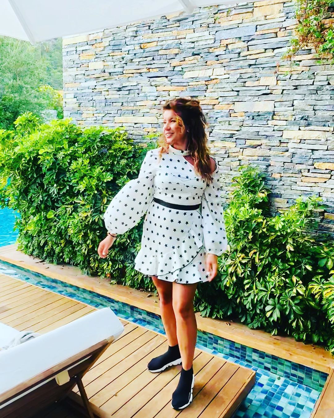 "Дівчина Бонда": дружина MONATIK'а зачарувала "гарячою" фігурою в купальнику